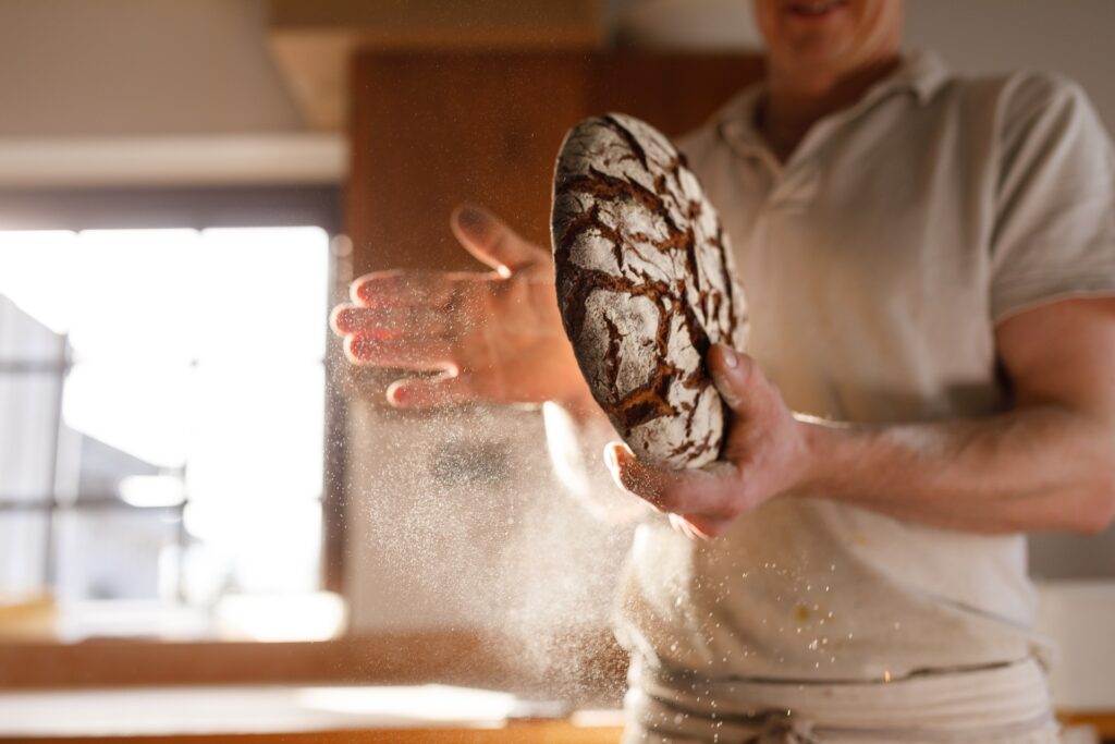 artisan-boulanger-en-production-de-pain.jpg