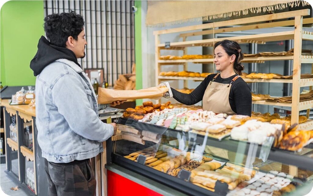Commerçante servant un client dans une boulangerie