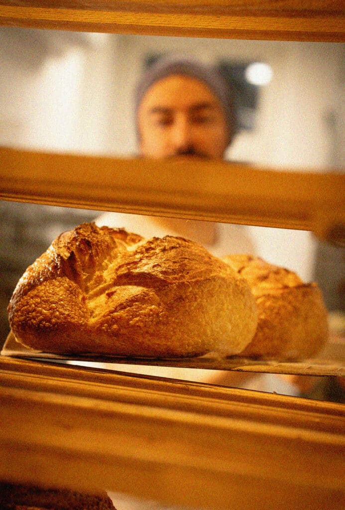 Pain artisanal exposé en vitrine de boulangerie