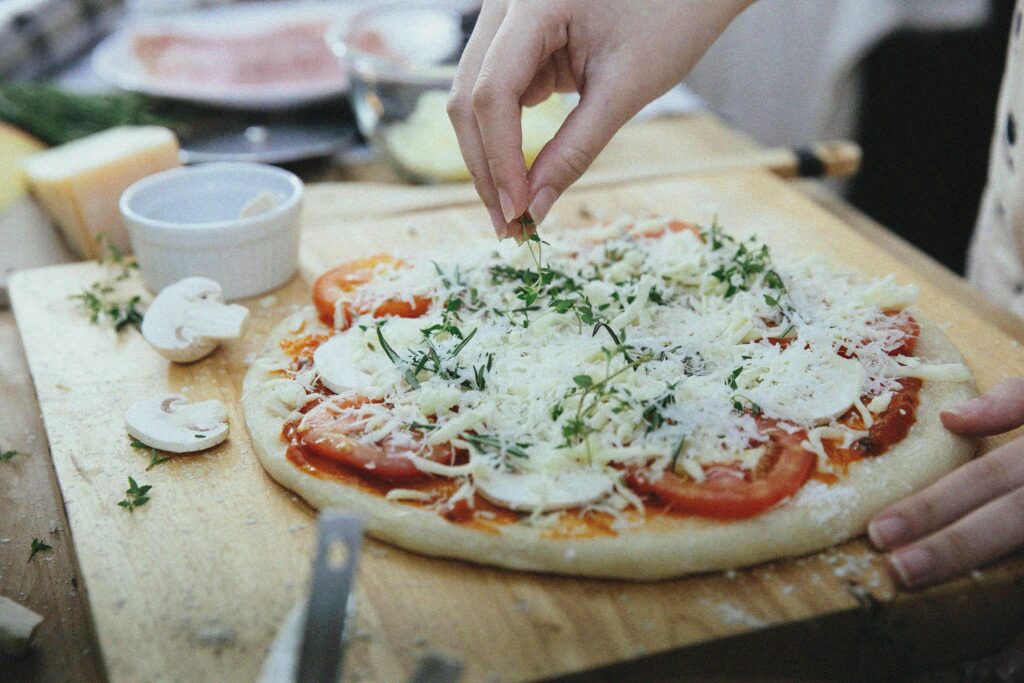 préparation d'une pizza en cuisine lors de la phase de production