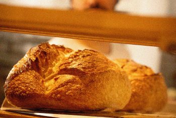 Pain artisanal exposé en vitrine de boulangerie